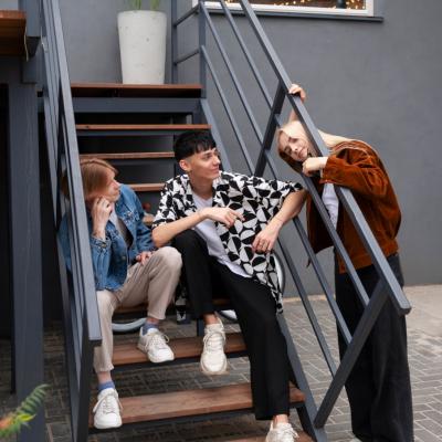 Neighborhood Lifestyle Friends Min